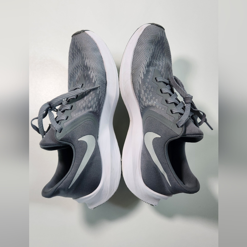 Nike Zoom Winflo  Cool Grey/Metallic Platinum Women's Size: 7
